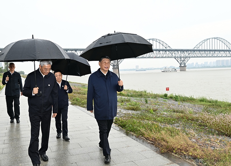 2023年10月10日，習(xí)近平總書記在江西長江國家文化公園九江城區(qū)段冒雨考察。