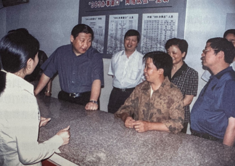 2003年6月，習(xí)近平在浙江金華市磐安縣新渥鎮(zhèn)“365辦事窗口”調(diào)研。