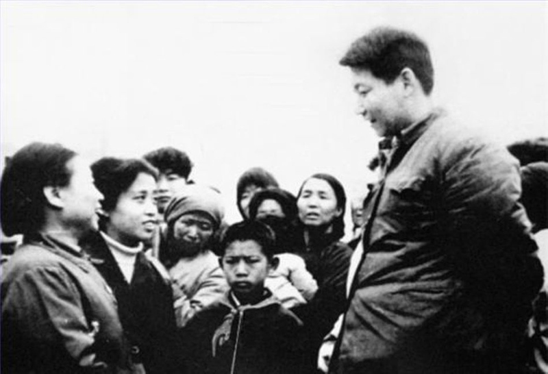 1983年，時任中共正定縣委書記的習(xí)近平同趙村群眾交談。