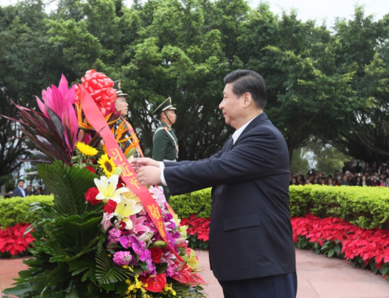2012年12月8日，習(xí)近平在深圳蓮花山公園向鄧小平銅像敬獻花籃。