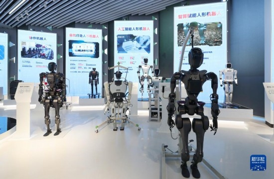 這是2023年11月29日在上海科技創(chuàng)新成果展上拍攝的機器人展品。 新華社記者 方喆 攝