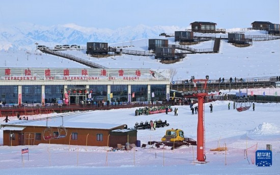 隨著新雪季的到來，那拉提國際滑雪場迎來眾多游客（(12月21日攝）。