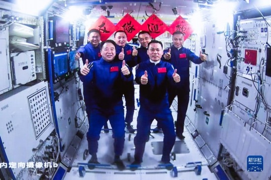 這是2023年10月26日在北京航天飛行控制中心拍攝的神舟十六號航天員乘組與神舟十七號航天員乘組“全家?！薄?新華社發(fā)（韓啟揚 攝）
