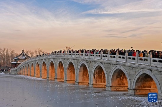 這是12月22日拍攝的頤和園十七孔橋“金光穿洞”景象。