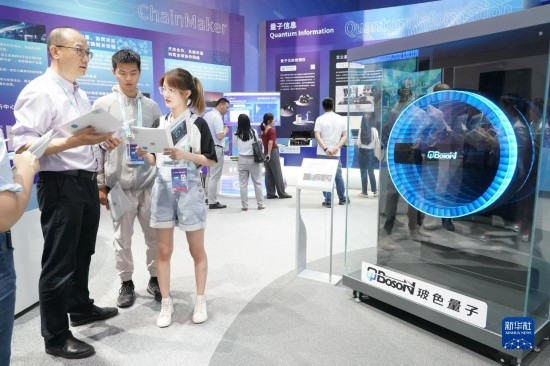 這是2023年5月26日在北京中關(guān)村國家自主創(chuàng)新示范區(qū)展示中心拍攝的100量子比特相干光量子計算機（模型）。 新華社記者 任超 攝