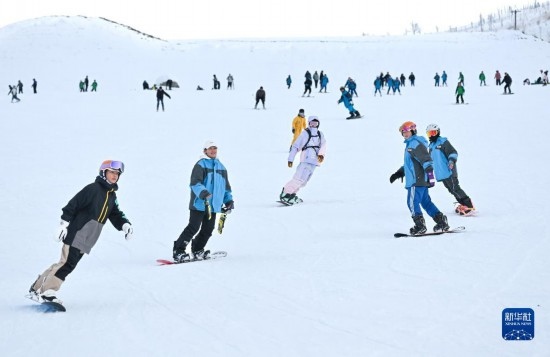 12月21日，游客在那拉提國際滑雪場滑雪。