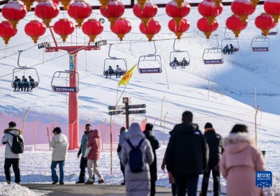 12月21日，那拉提國際滑雪場迎來眾多游客。