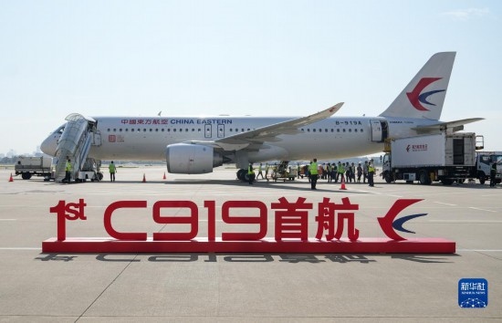 這是2023年5月28日在上海虹橋國際機場停機坪拍攝的C919飛機。當日，由C919大型客機執(zhí)飛的東方航空MU9191航班平穩(wěn)降落在北京首都國際機場，標志著該機型圓滿完成首個商業(yè)航班飛行，正式進入民航市場，開啟市場化運營、產(chǎn)業(yè)化發(fā)展新征程。 新華社記者 丁汀 攝