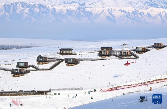 那拉提國際滑雪場旁新近落成的雪景星空民宿（12月21日攝）。