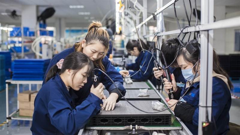 在新亞勝光電的產品線上，工人正進行產品組建和安裝布線。受訪者供圖