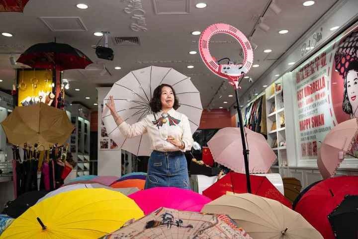 在義烏打拼了27年的商戶張吉英，正通過直播銷售雨傘。義烏市委宣傳部供圖