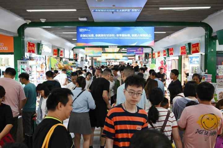 國慶長假期間，“世界超市”摩肩接踵。共享聯(lián)盟·義烏 吳峰宇 攝