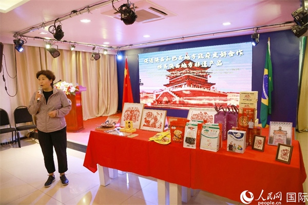 代表團(tuán)成員、咸陽(yáng)市政協(xié)主席李曉靜向與會(huì)嘉賓介紹了陜西的特色產(chǎn)品。人民網(wǎng)記者 陳海琪攝