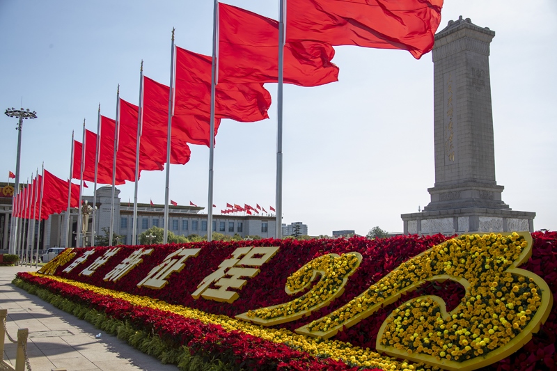 2022年10月16日，北京，中國(guó)共產(chǎn)黨第二十次全國(guó)代表大會(huì)開幕，人民大會(huì)堂外紅旗飄揚(yáng)。