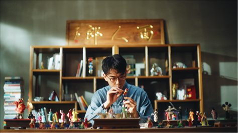 郎佳子彧通過(guò)短視頻直播，讓更多人關(guān)注并喜歡捏面人。受訪者供圖