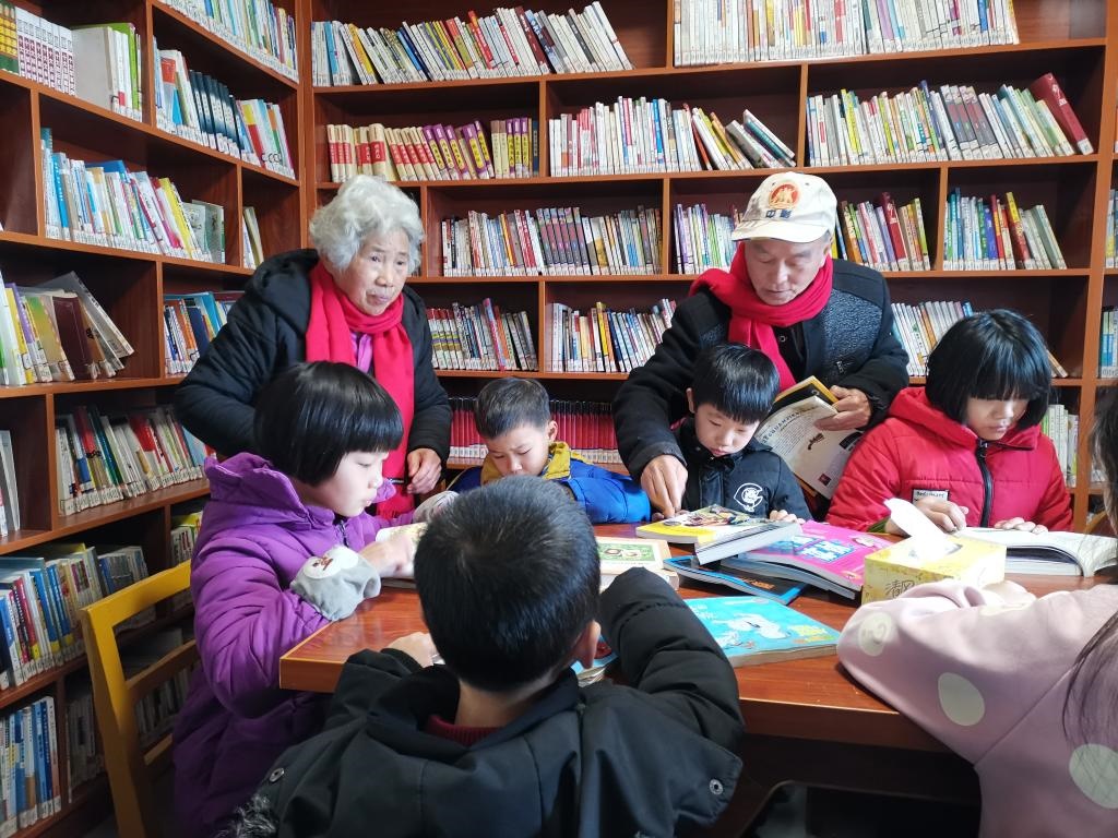 夏昭炎夫婦在譚家垅村的小書屋輔導(dǎo)小學(xué)生。（劉峰 攝）