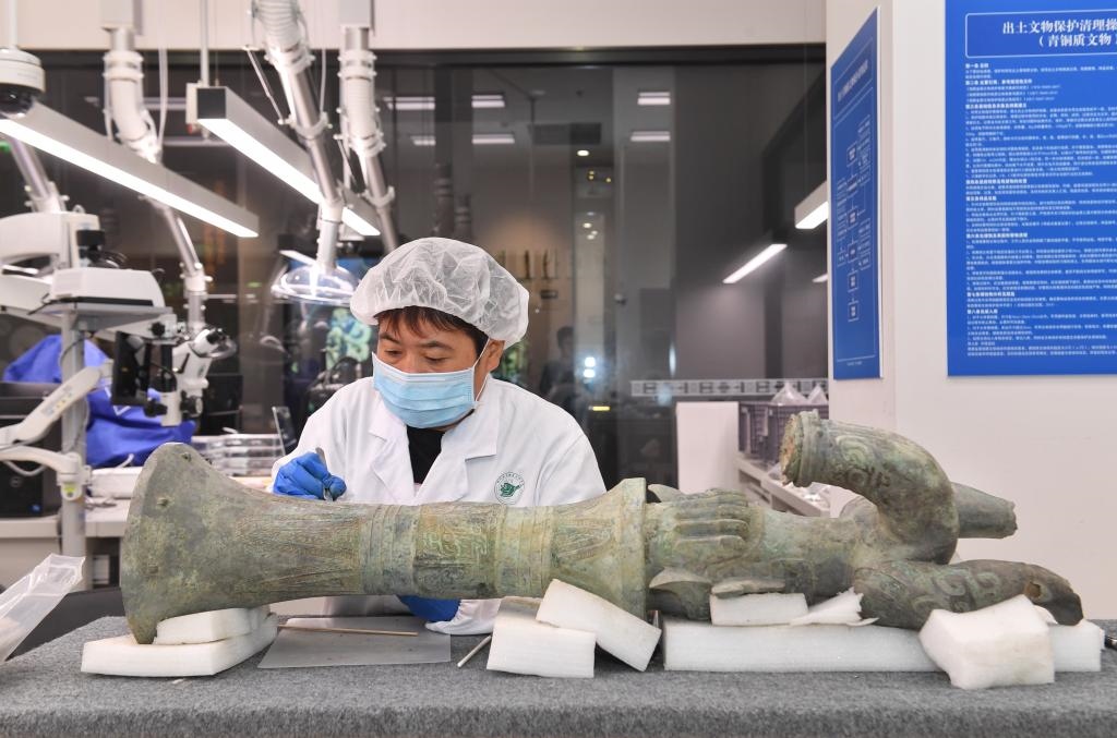 在三星堆博物館文物保護與修復(fù)館內(nèi)，工作人員在對文物進行清理。新華社記者劉坤 攝