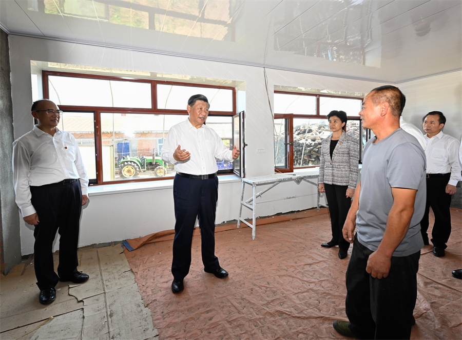 2023年9月7日，在遭受洪澇災(zāi)害的黑龍江尚志市老街基鄉(xiāng)龍王廟村，習(xí)近平總書記走進村民楊春貴家中，察看受損房屋修繕情況。