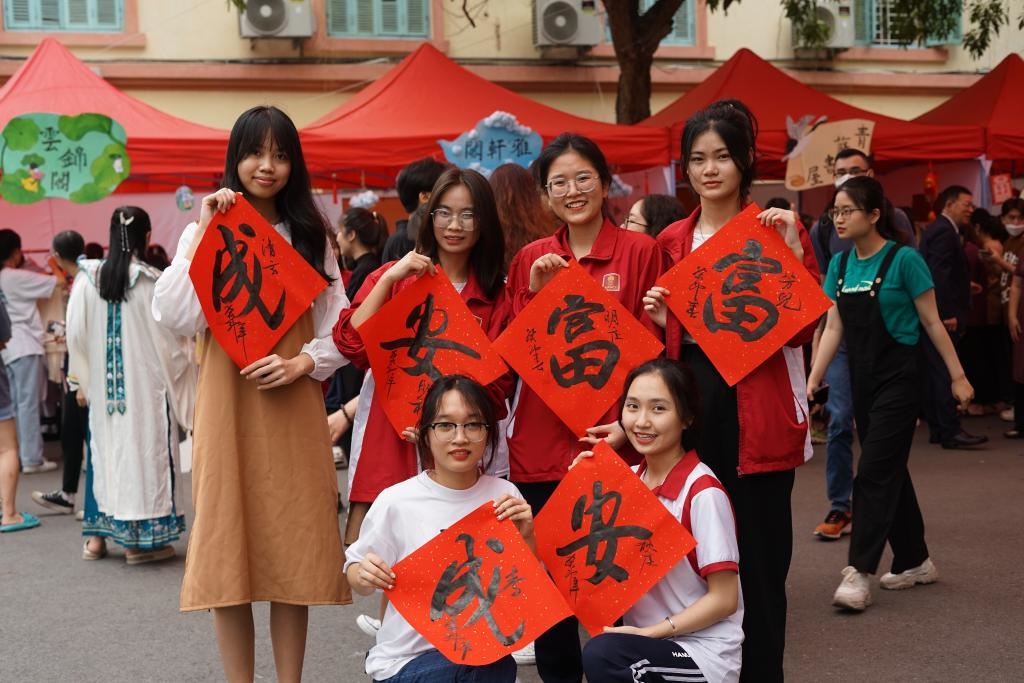 2023年4月21日，在越南河內(nèi)大學(xué)孔子學(xué)院，越南大學(xué)生展示漢字書(shū)法作品。新華社記者胡佳麗攝