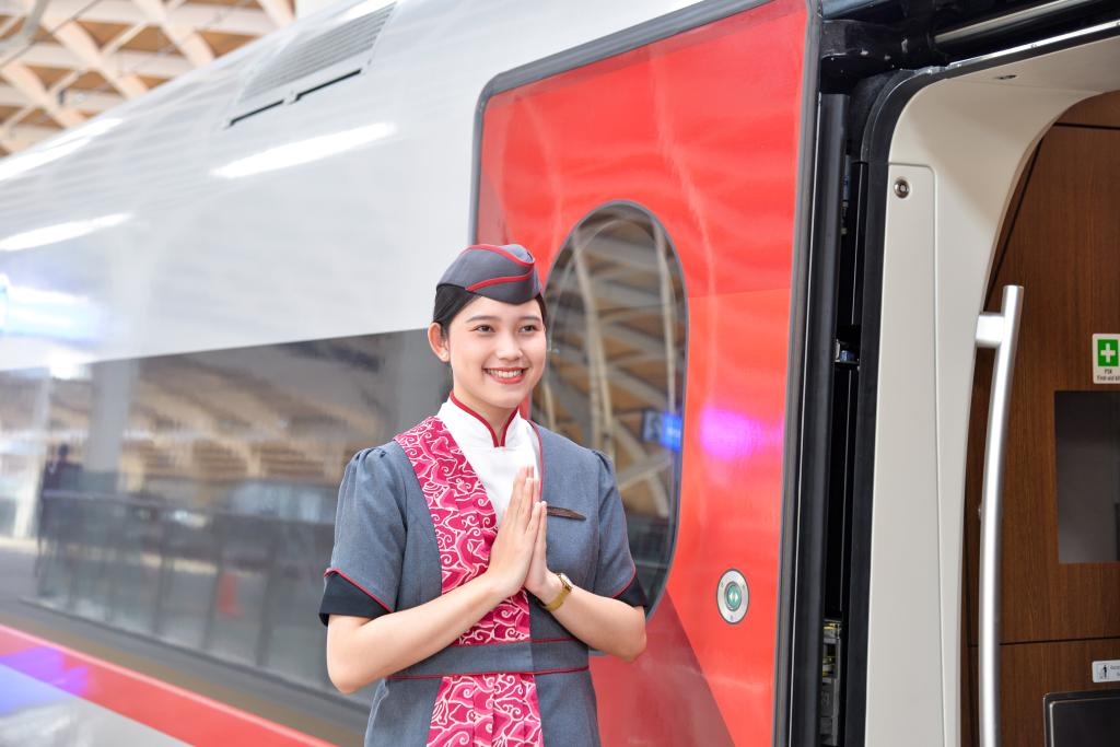12月12日，乘務(wù)人員在印度尼西亞雅加達(dá)的哈利姆車(chē)站站臺(tái)歡迎乘坐雅萬(wàn)高鐵的乘客。新華社記者徐欽攝