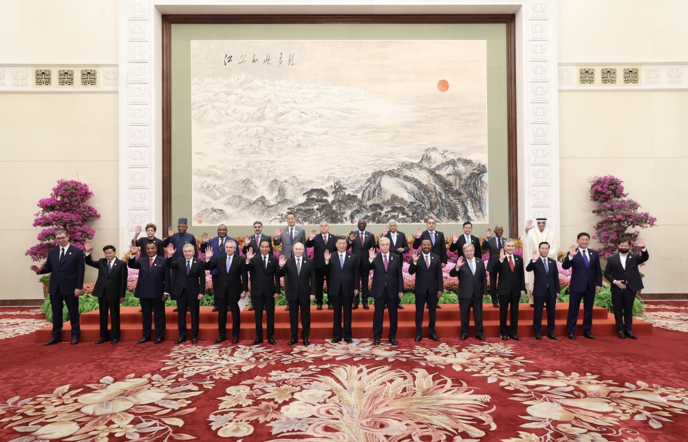 10月18日上午，國(guó)家主席習(xí)近平在北京人民大會(huì)堂出席第三屆“一帶一路”國(guó)際合作高峰論壇開幕式并發(fā)表題為《建設(shè)開放包容、互聯(lián)互通、共同發(fā)展的世界》的主旨演講。這是會(huì)前，習(xí)近平同出席高峰論壇的外國(guó)國(guó)家元首、政府首腦和國(guó)際組織負(fù)責(zé)人等國(guó)際貴賓集體合影。新華社記者 黃敬文 攝