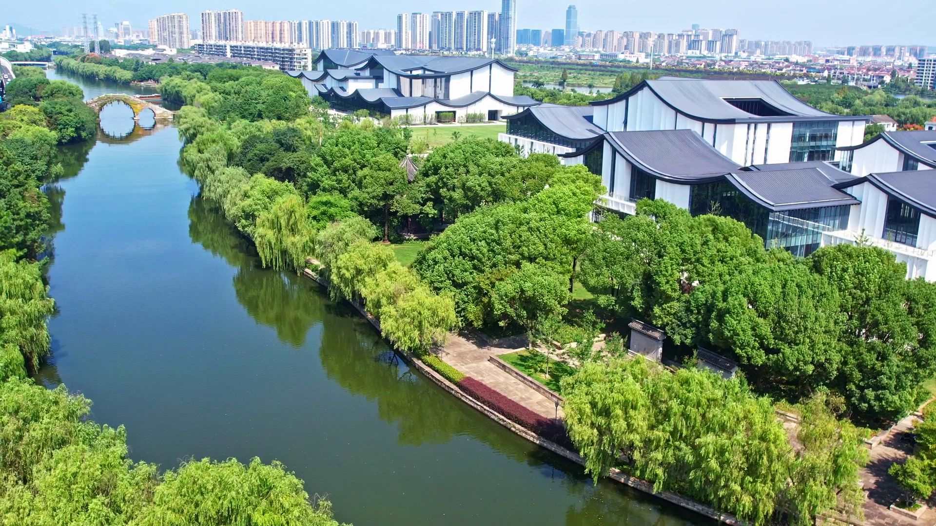 △浙東運河。今年9月20日，習(xí)近平總書記來到浙東運河文化園考察，強(qiáng)調(diào)“大運河文化是中國優(yōu)秀傳統(tǒng)文化的重要組成部分，要在保護(hù)、傳承、利用上下功夫，讓古老大運河煥發(fā)時代新風(fēng)貌”。