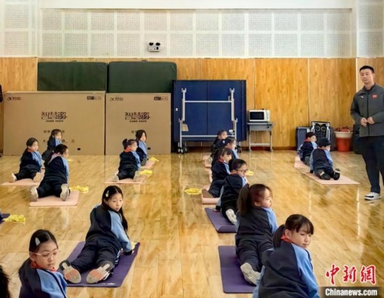 逸陽文思學校學生正在進行運動恢復矯正訓練。<a target='_blank' href='/' ><p align=