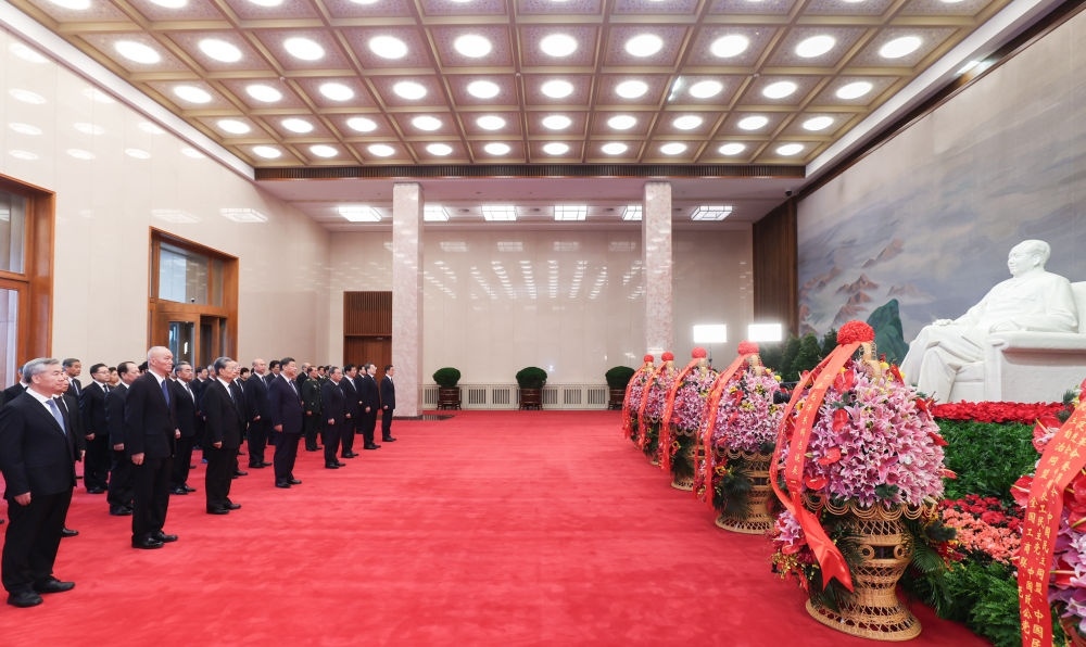 12月26日，中共中央在北京人民大會(huì)堂舉行紀(jì)念毛澤東同志誕辰130周年座談會(huì)。座談會(huì)前，習(xí)近平、李強(qiáng)、趙樂際、王滬寧、蔡奇、丁薛祥、李希、韓正等領(lǐng)導(dǎo)同志來到毛主席紀(jì)念堂瞻仰毛澤東同志遺容。