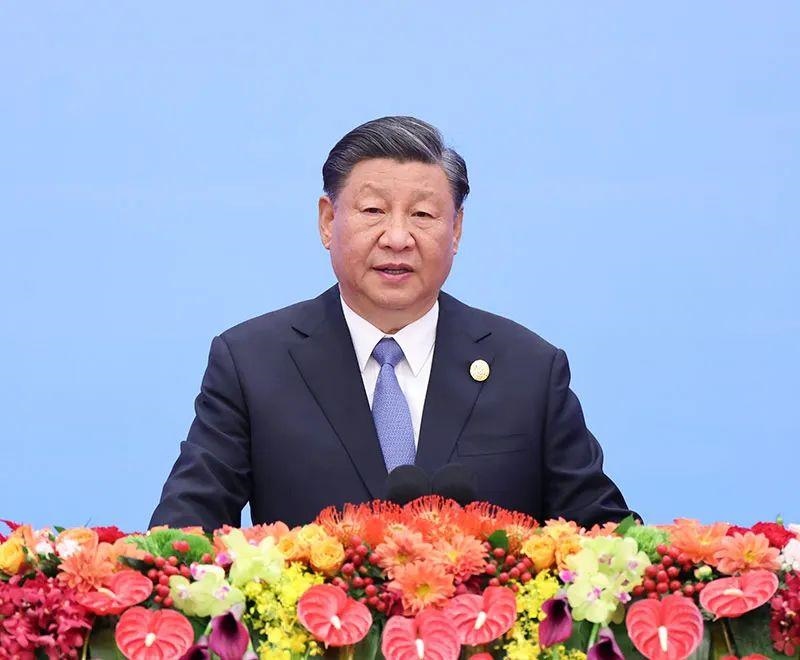 10月18日上午，習(xí)近平主席在北京人民大會(huì)堂出席第三屆“一帶一路”國(guó)際合作高峰論壇開幕式并發(fā)表題為《建設(shè)開放包容、互聯(lián)互通、共同發(fā)展的世界》的主旨演講。