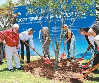 6月，2023“鼓嶺緣”中美民間友好論壇在福建省福州市舉辦。圖為出席“鼓嶺之友”座談會(huì)的中美各界人士在鼓嶺共同植樹留念。