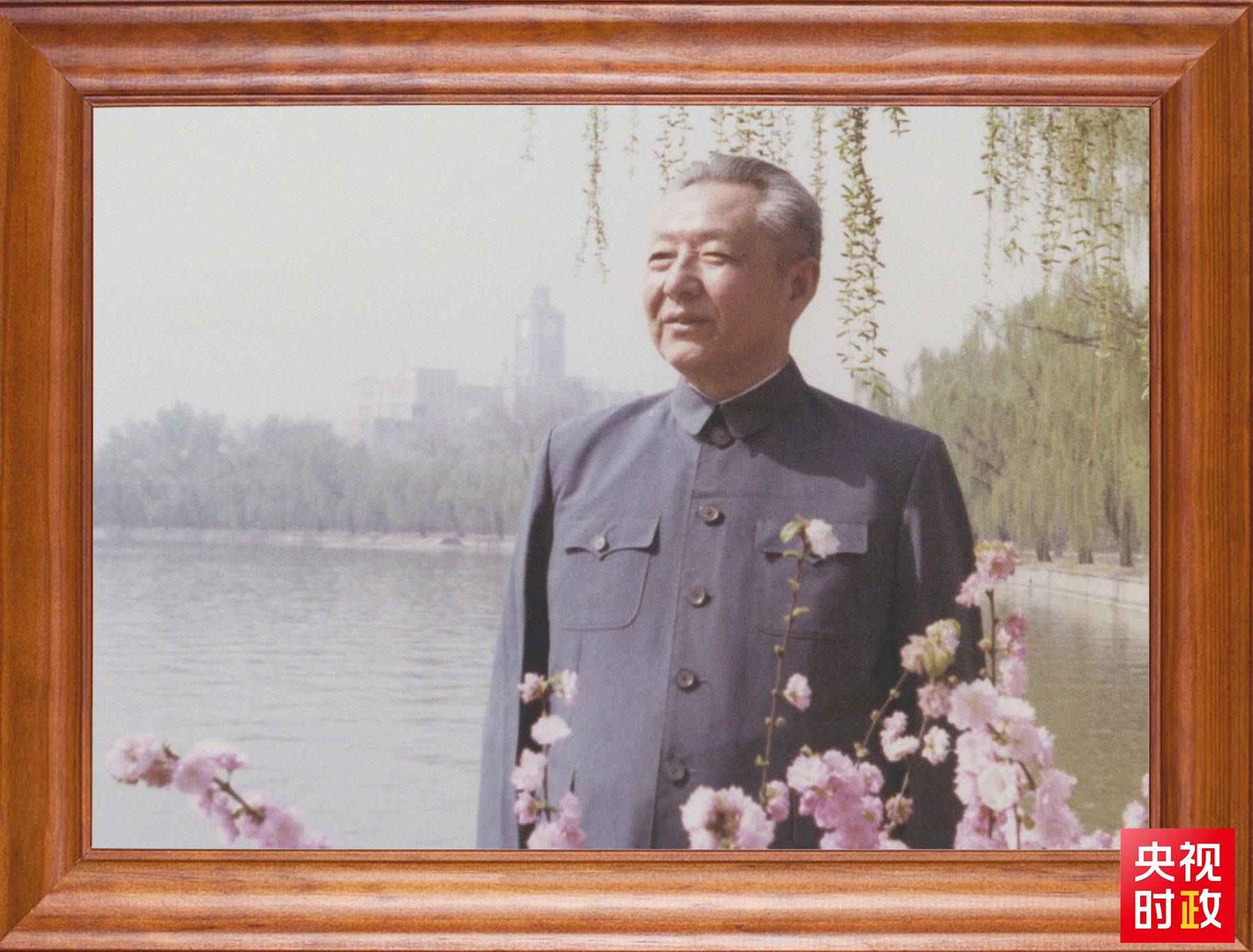 △這是習(xí)近平父親習(xí)仲勛同志的照片。2023年10月15日，是習(xí)仲勛同志誕辰110周年紀(jì)念日。這張照片第一次出現(xiàn)在他的書架上。
