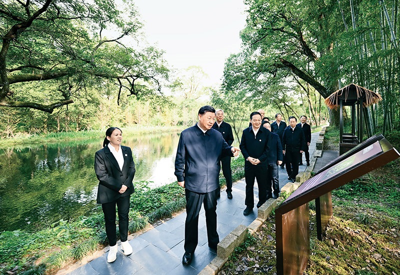 2023年10月10日至13日，中共中央總書記、國家主席、中央軍委主席習(xí)近平在江西考察。這是11日下午，習(xí)近平在上饒市婺源縣秋口鎮(zhèn)王村石門自然村考察時，了解饒河源國家濕地公園和極度瀕危鳥類藍(lán)冠噪鹛保護(hù)等情況。 新華社記者 謝環(huán)馳/攝
