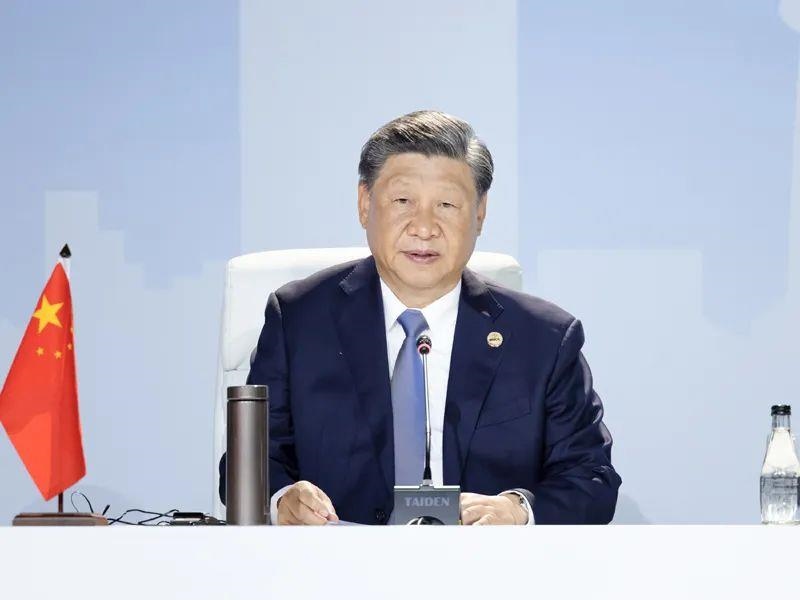 當(dāng)?shù)貢r(shí)間8月24日，習(xí)近平主席在南非約翰內(nèi)斯堡出席金磚國(guó)家領(lǐng)導(dǎo)人第十五次會(huì)晤特別記者會(huì)。