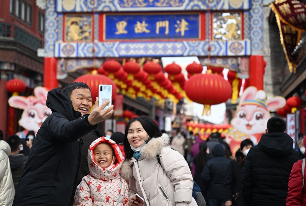 2023年1月26日，農(nóng)歷大年初五，游客在天津古文化街留影。新華社記者 趙子碩 攝