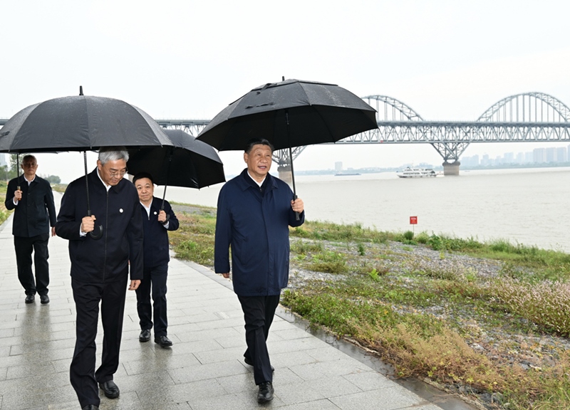 2023年10月10日，習近平在長江國家文化公園九江城區(qū)段考察時，冒雨沿江堤步行察看沿岸風貌。