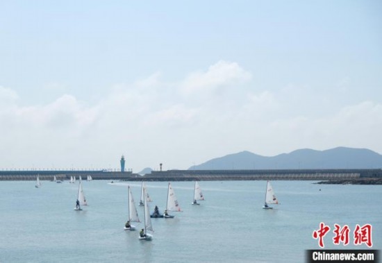 浙江象山，杭州亞運會帆船項目運動員揚帆起航。林波 攝
