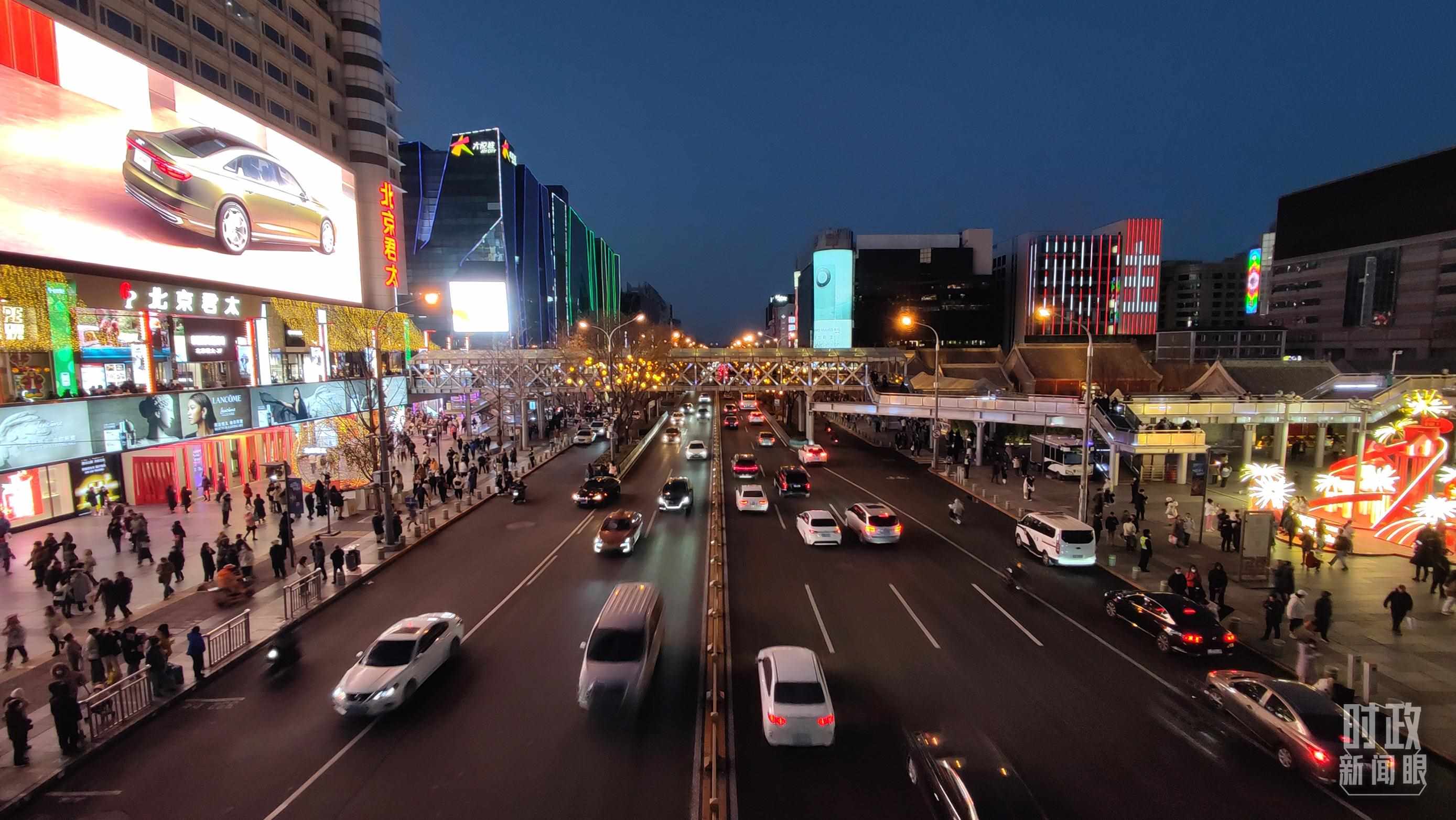 △2023年12月31日，北京西單商業(yè)街區(qū)。（總臺央視記者薛冠南拍攝）