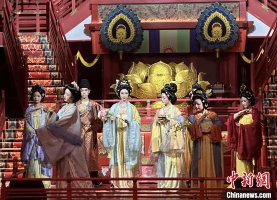 2023年12月31日晚間，在長(zhǎng)安十二時(shí)辰主題街區(qū)進(jìn)行的漢服表演。 中新社記者 張一辰 攝