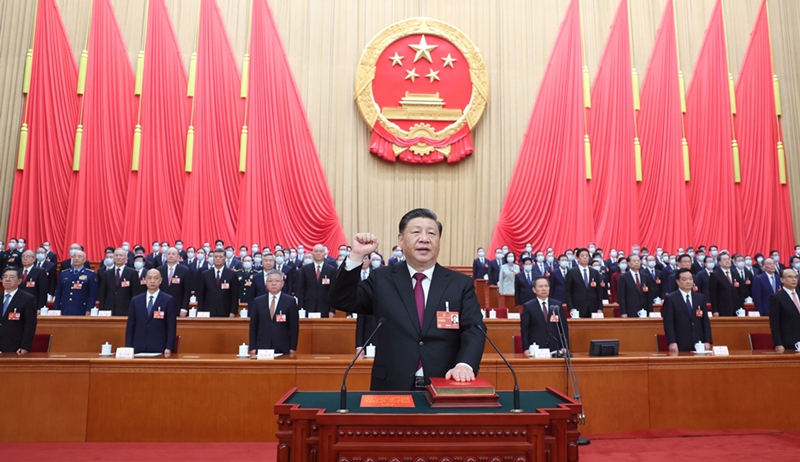 2023年3月10日，習近平進行憲法宣誓。
