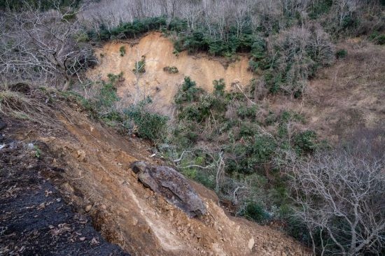 1月2日，在日本石川縣羽咋郡，地震引起山體滑坡。新華社記者張笑宇攝