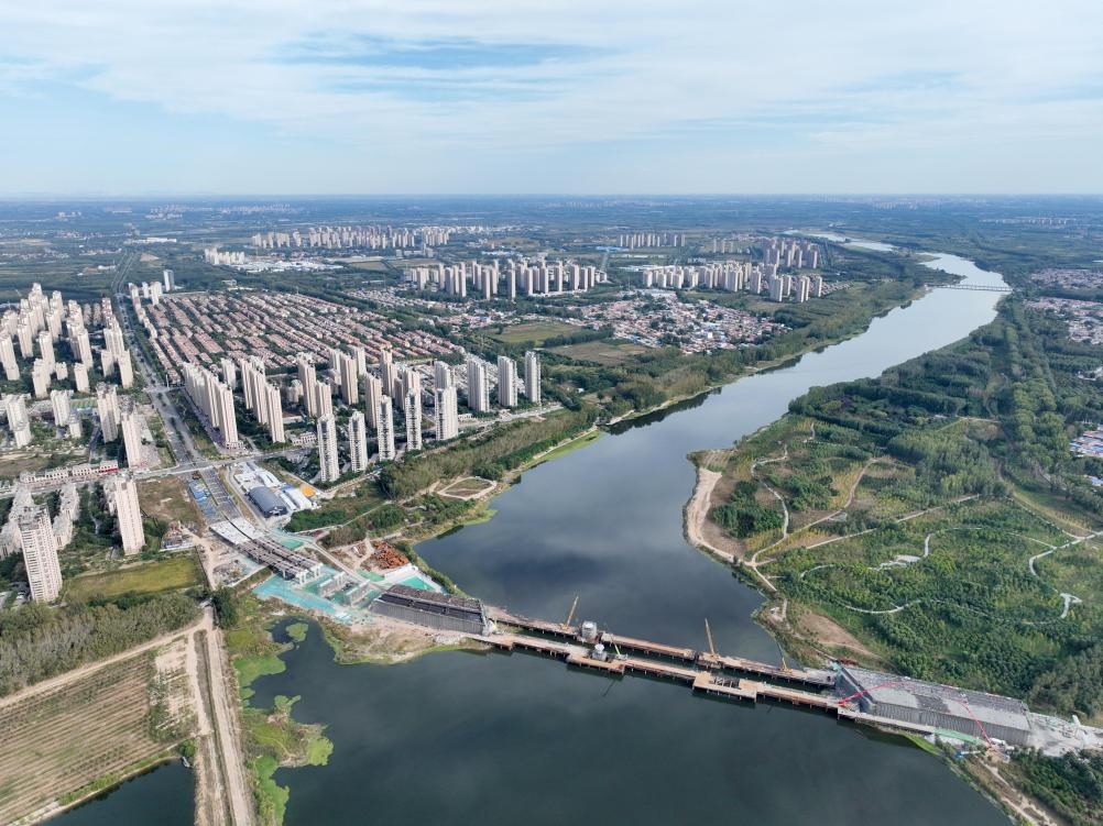 2023年10月拍攝的跨潮白河大橋施工現(xiàn)場(chǎng)。 新華社記者 邢廣利 攝