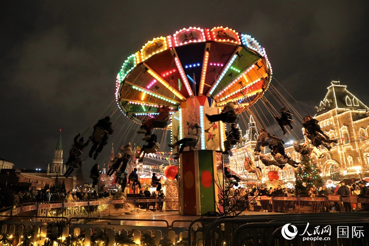 位于莫斯科紅場中央的“古姆”新年集市。人民網(wǎng)記者 隋鑫攝