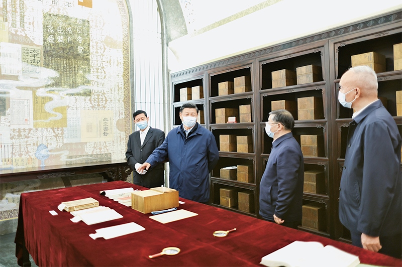 2023年6月1日，習(xí)近平總書記在中國國家版本館考察時，在蘭臺洞庫了解館藏精品版本保存情況。