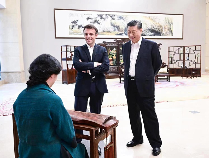 2023年4月7日，習(xí)近平主席在廣東省廣州市松園同法國總統(tǒng)馬克龍舉行非正式會晤。這是兩國元首在白云廳欣賞古琴演奏。
