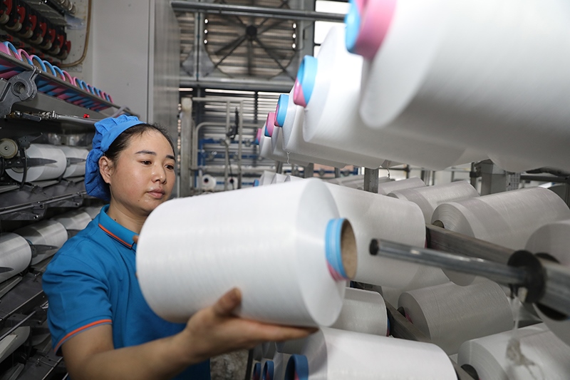 1月2日，江蘇省淮安市洪澤區(qū)一紡織企業(yè)生產(chǎn)車間開工生產(chǎn)，趕制訂單。
