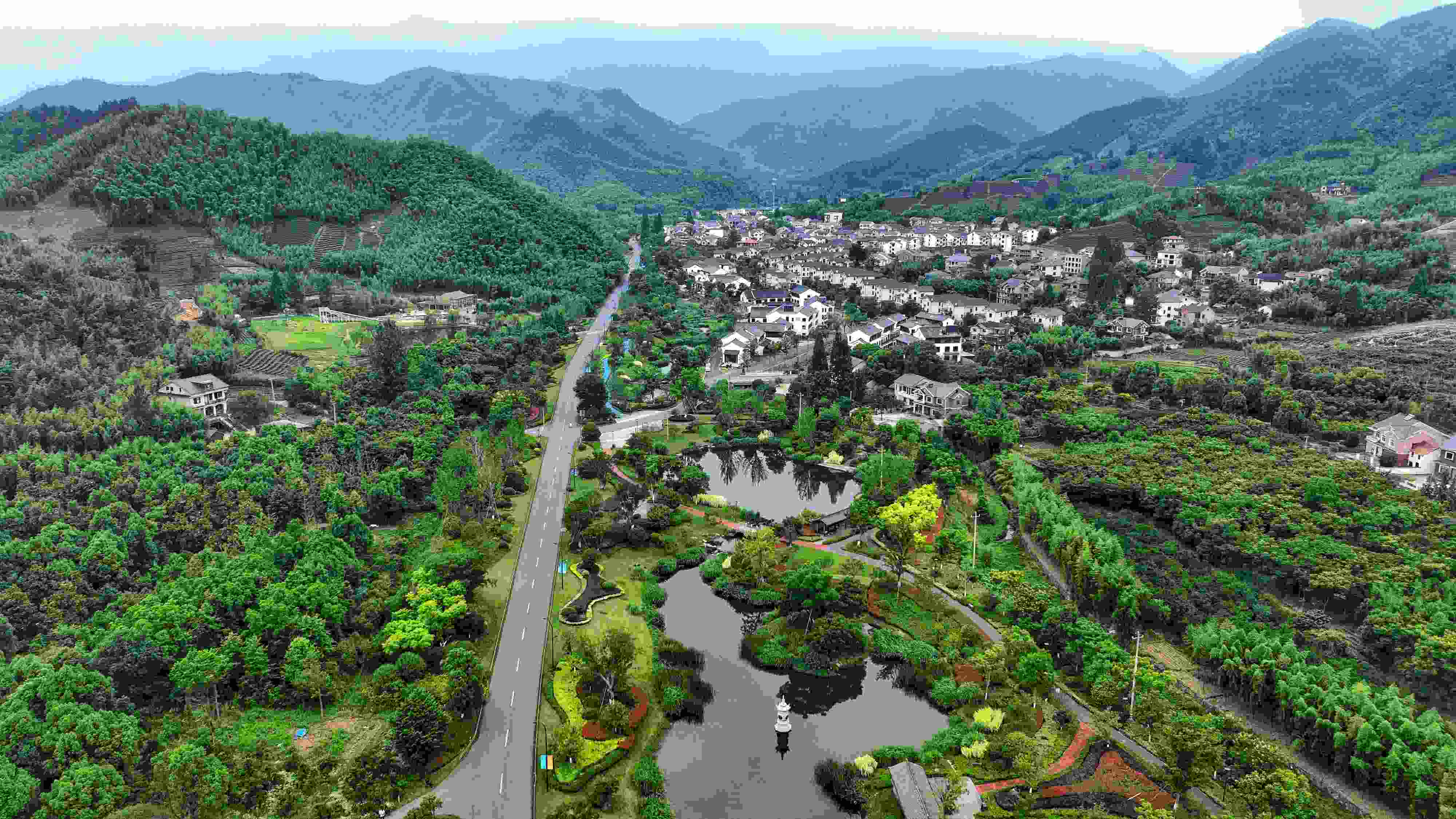2023年6月6日，杭州余杭區(qū)徑山鎮(zhèn)鄉(xiāng)村，生態(tài)碧水、沿路花海與村莊農房相映成趣，構成一幅美麗的山水田園畫。