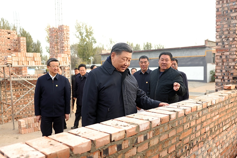 2023年11月10日，習(xí)近平總書記在河北保定涿州市刁窩鎮(zhèn)萬全莊村房屋重建施工現(xiàn)場考察。