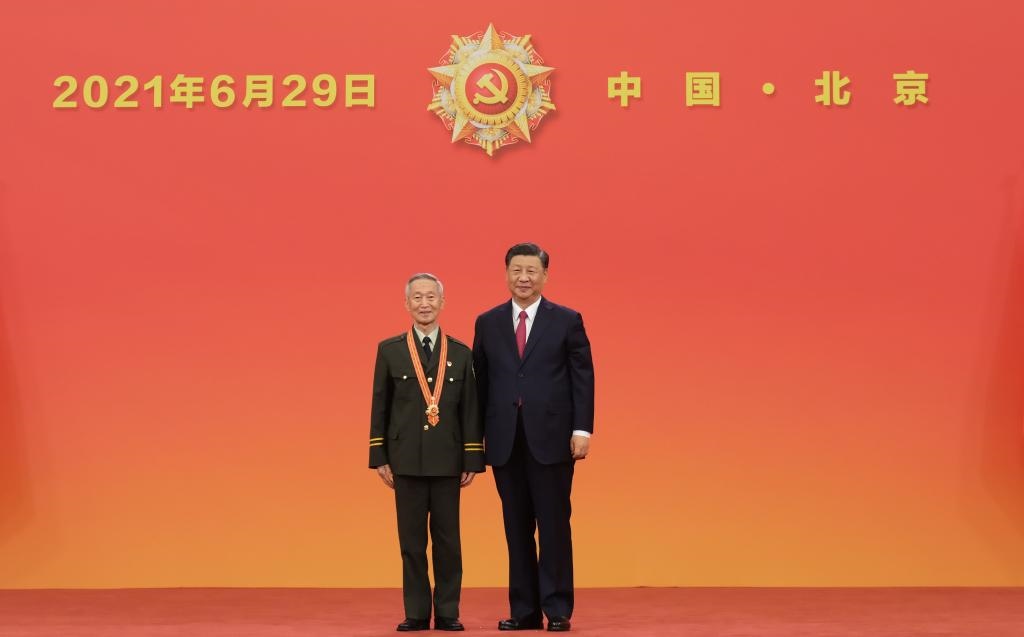2021年6月29日，習(xí)近平總書記向“七一勛章”獲得者崔道植頒授勛章。新華社記者 李學(xué)仁 攝