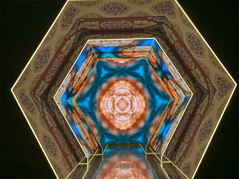 中國(guó)國(guó)家博物館“華彩萬(wàn)象——石窟藝術(shù)沉浸體驗(yàn)”現(xiàn)場(chǎng)。人民網(wǎng)記者 韋衍行攝