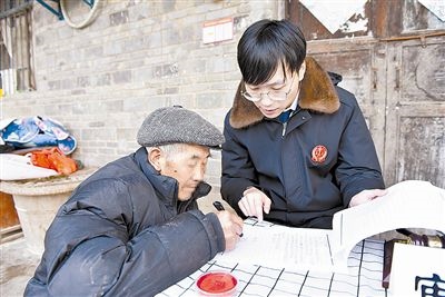  圖③：當事人簽署調(diào)解協(xié)議。